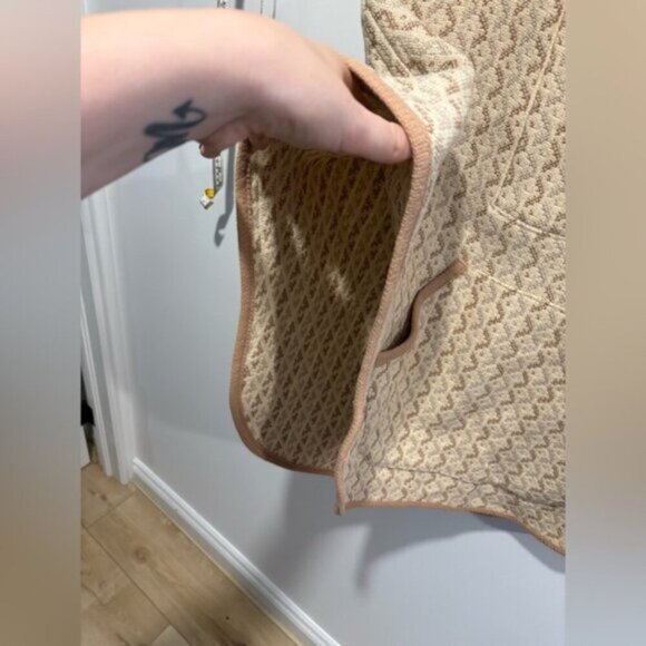 'A Dafydd Snowdon Design' Cream Welsh Wool Tapestry Cape - Picture 8 of 13